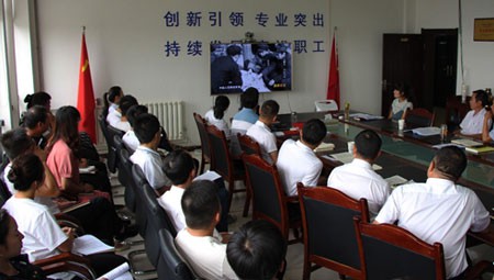 為深入學習習近平新時代中國特色社會主義思想和黨的十九大精神，落實好“不忘初心、牢記使命”主題教育相關(guān)工作。8月16日，隧道公司機關(guān)黨支部黨員大會在公司1號會議室召開，機關(guān)黨支部