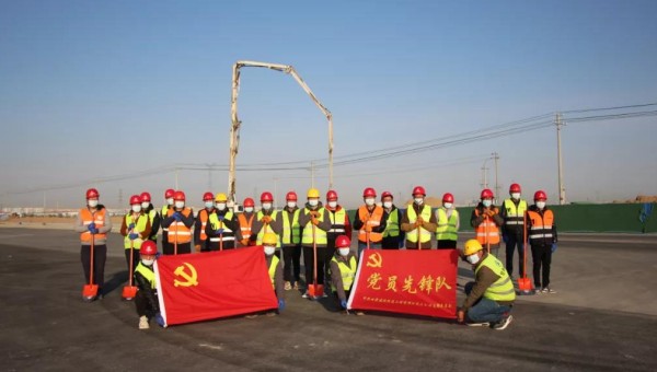 建設(shè)一支隊伍，舉起一面旗幟，鞏固一個陣地，履行一份承諾?！拔沂屈h員，我先上！”面對突發(fā)疫情遭遇戰(zhàn)，三公司黨支部充分發(fā)揮戰(zhàn)斗堡壘作用，廣大黨員主動請纓，挺身而出，沖鋒在前，在戰(zhàn)疫搶工一線，黨員先鋒隊一次