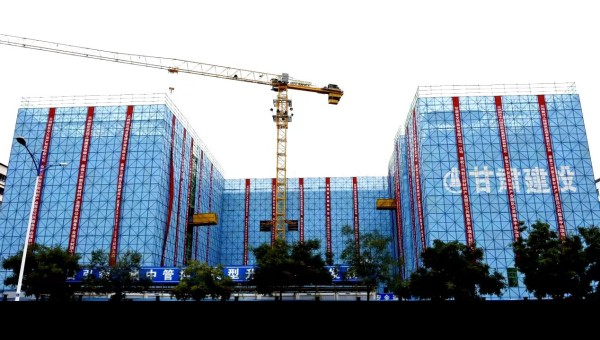 10月16日，由甘肅省交科建設(shè)有限公司承建的蘭州新區(qū)新材料產(chǎn)業(yè)園區(qū)公共服務(wù)平臺(tái)項(xiàng)目主體結(jié)構(gòu)順利封頂，為該項(xiàng)目二次結(jié)構(gòu)和裝飾裝修奠定堅(jiān)實(shí)基礎(chǔ)。據(jù)了解，該項(xiàng)目為公共建筑工程，自建設(shè)以來(lái)，項(xiàng)目管理團(tuán)隊(duì)面對(duì)工