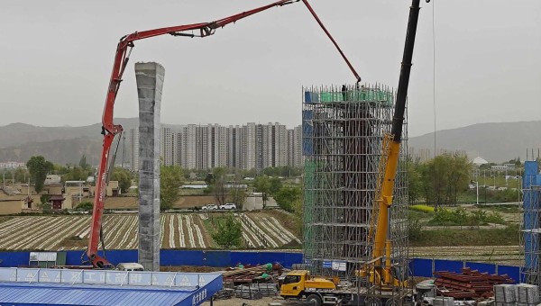 在西部市政建設(shè)集團(tuán)四公司臨夏市環(huán)城北路橋梁及附屬工程（二期）項(xiàng)目現(xiàn)場(chǎng)，鋼筋加工區(qū)火花飛揚(yáng)、安裝墩柱區(qū)一件件鋼筋骨架安全運(yùn)達(dá)、泵車(chē)將一方方混凝土輸送至墩柱澆筑......現(xiàn)場(chǎng)一片繁忙景象。自四月復(fù)工以來(lái)