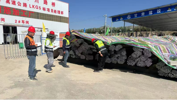連日來(lái)，由西部市政建設(shè)集團(tuán)承建的康樂(lè)縣北濱河路西段及連接線(xiàn)道路項(xiàng)目建設(shè)有序推進(jìn)，路基處理、管道安裝、涵洞和橋梁等多個(gè)作業(yè)面同步施工，全體建設(shè)者用汗水澆筑市政道路建設(shè)基石，以實(shí)干精神推進(jìn)項(xiàng)目履約取得新成